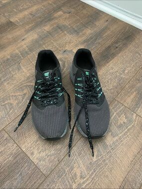 Nike Men’s Black Athletic Shoes with Teal Accents